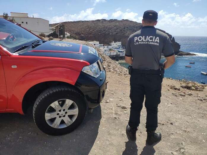 Efectivo de la Policía Canaria en la costa de Tufia (Foto TA)